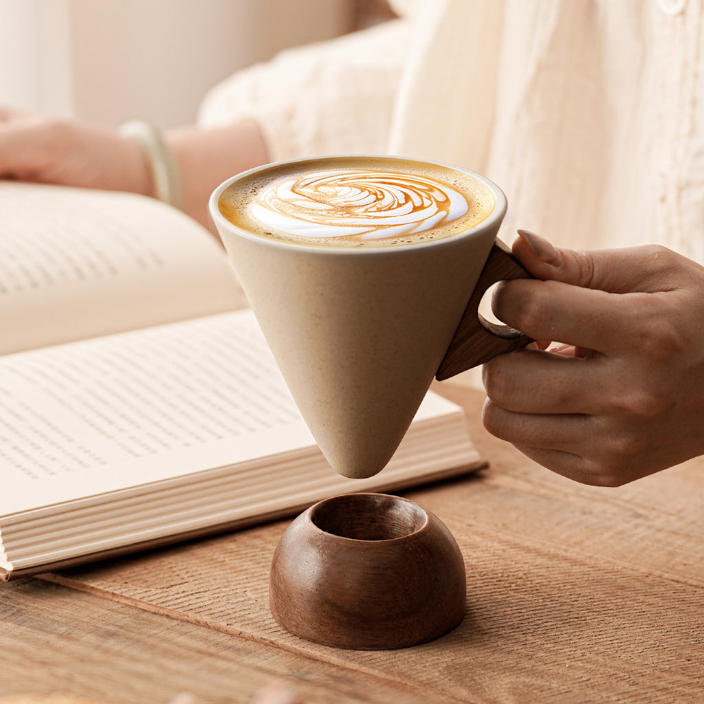 Tasse à café en céramique de style minimaliste et texturé