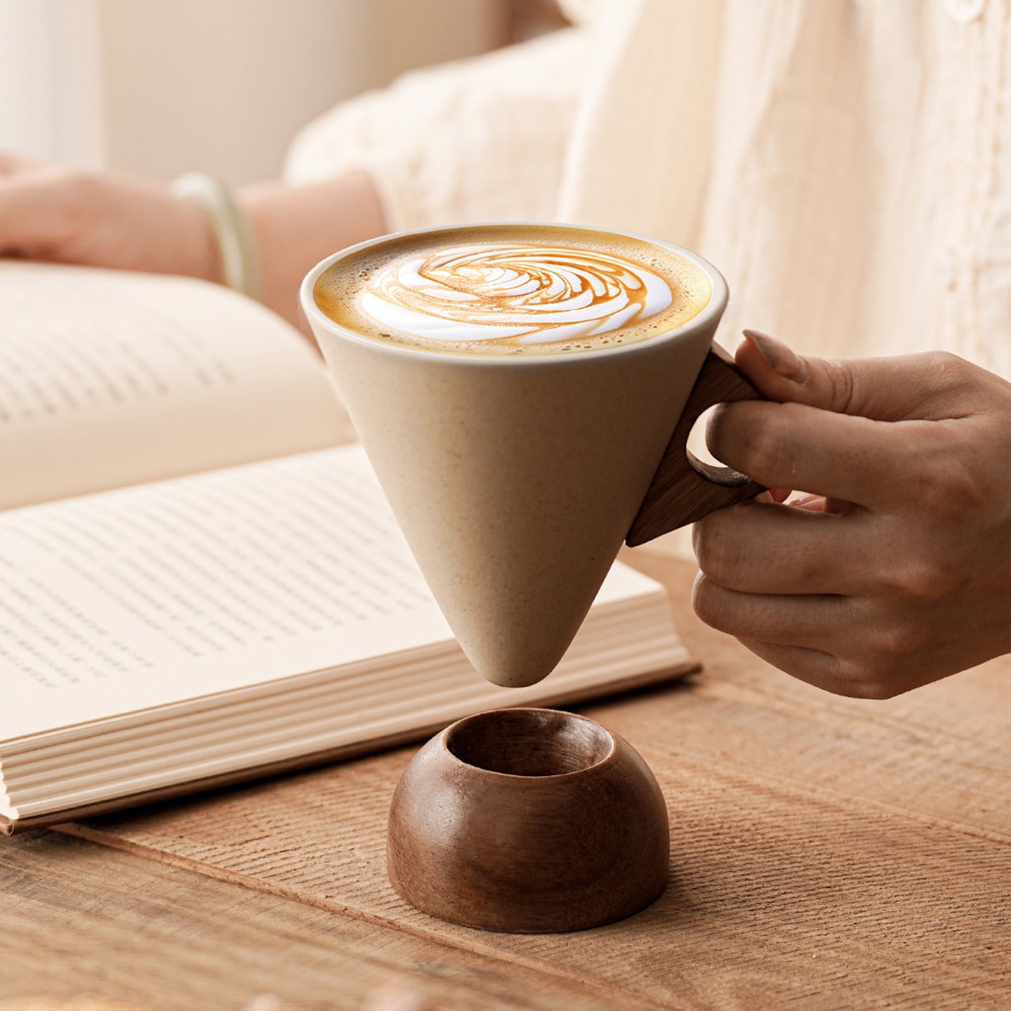 Tasse à café en céramique de style minimaliste et texturé