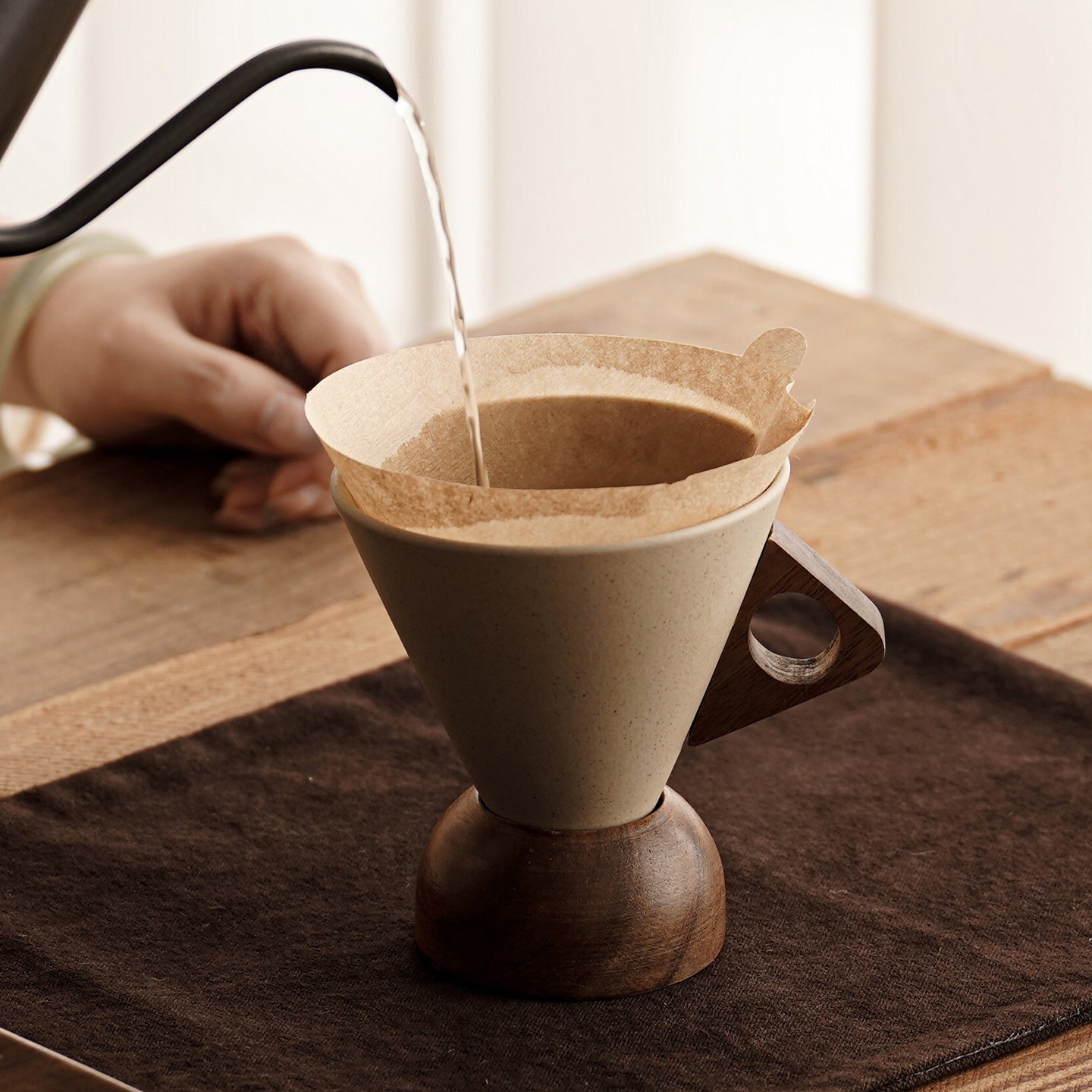 Tasse à café en céramique de style minimaliste et texturé