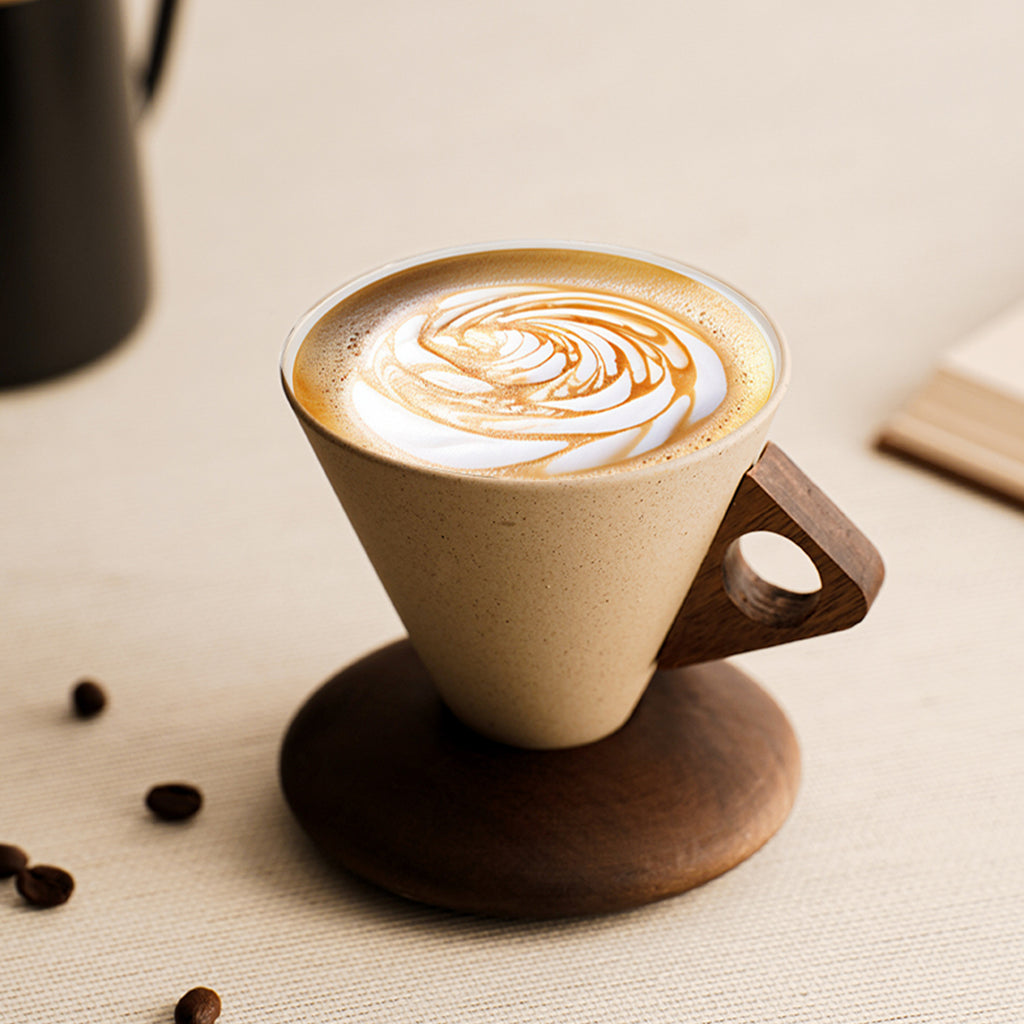 Tasse à café en céramique de style minimaliste et texturé